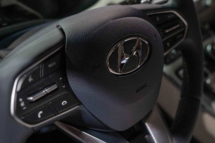 Hyundai Palisade cũng sở hữu hệ thống giải trí “khủng” với 2 màn hình đặt cạnh nhau ở táp-lô, bao gồm màn hình thông tin giải trí 12,3 inch và một màn hình 10,25 inch cho người lái. Các tính năng cao cấp trong xe bao gồm kết nối Apple Car Play, Android Auto, sạc không dây Qi, hệ thống loa Infiniti, hiển thị thông tin kính lái HUD, Cruise control thông minh, định vị vệ tinh, cảnh báo điểm mù, cảnh báo va chạm...