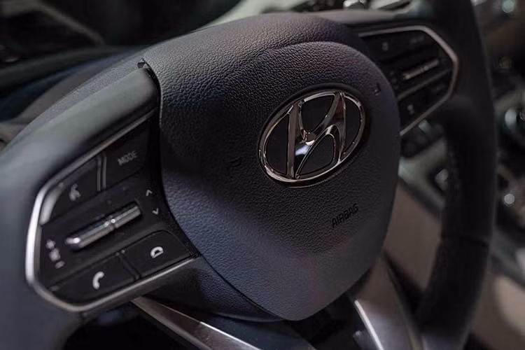 Hyundai Palisade cũng sở hữu hệ thống giải trí “khủng” với 2 màn hình đặt cạnh nhau ở táp-lô, bao gồm màn hình thông tin giải trí 12,3 inch và một màn hình 10,25 inch cho người lái. Các tính năng cao cấp trong xe bao gồm kết nối Apple Car Play, Android Auto, sạc không dây Qi, hệ thống loa Infiniti, hiển thị thông tin kính lái HUD, Cruise control thông minh, định vị vệ tinh, cảnh báo điểm mù, cảnh báo va chạm...