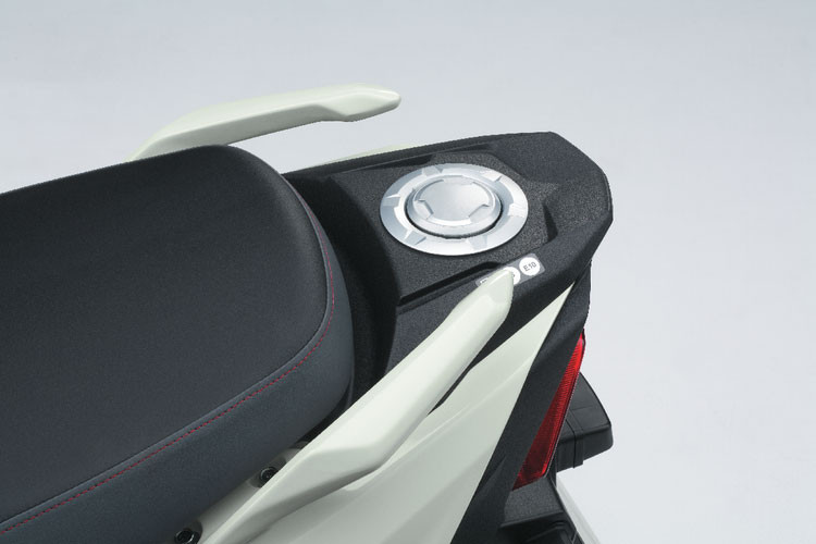 Trọng lượng của xe chỉ 106 kg giúp việc điều khiển xe trở nên dễ dàng hơn, đặc biệt là đối với những người mới làm quen với xe tay ga thể thao. Bánh trước có kích thước 12 inch và bánh sau 10 inch, đi kèm vỏ không ruột 90/90-12 và 90/100-10, mang lại độ bám đường.