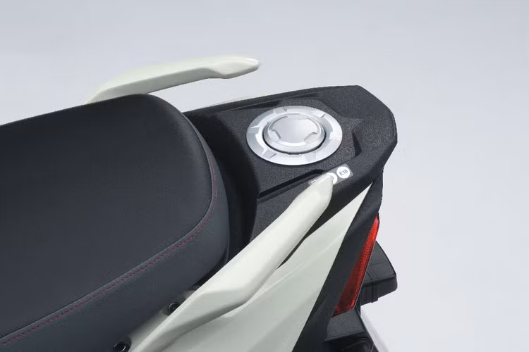 Trọng lượng của xe chỉ 106 kg giúp việc điều khiển xe trở nên dễ dàng hơn, đặc biệt là đối với những người mới làm quen với xe tay ga thể thao. Bánh trước có kích thước 12 inch và bánh sau 10 inch, đi kèm vỏ không ruột 90/90-12 và 90/100-10, mang lại độ bám đường.