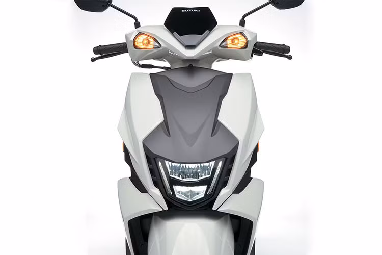 Ở thế hệ 2025 này, mẫu tay ga Suzuki Avenis 125 sở hữu thiết kế thể thao với các góc cạnh sắc nét tạo sự phù hợp cho cả nam và nữ. Xe được trang bị hệ thống đèn LED xung quanh xe.