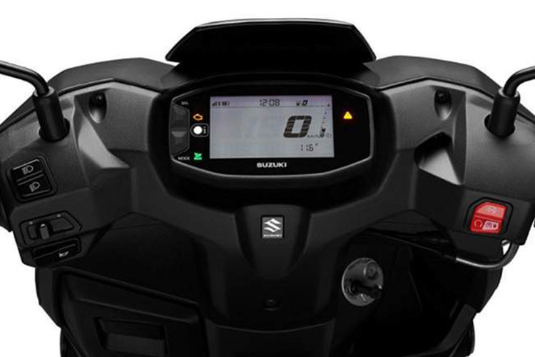 Suzuki Avenis 125 2025 cũng được trang bị màn hình hiển thị LCD và quan trọng nhất là nhận diện của xe. Khoang chứa đồ dưới ghế có dung tích 21,5 lít và cổng sạc USB là trang bị tiêu chuẩn. 