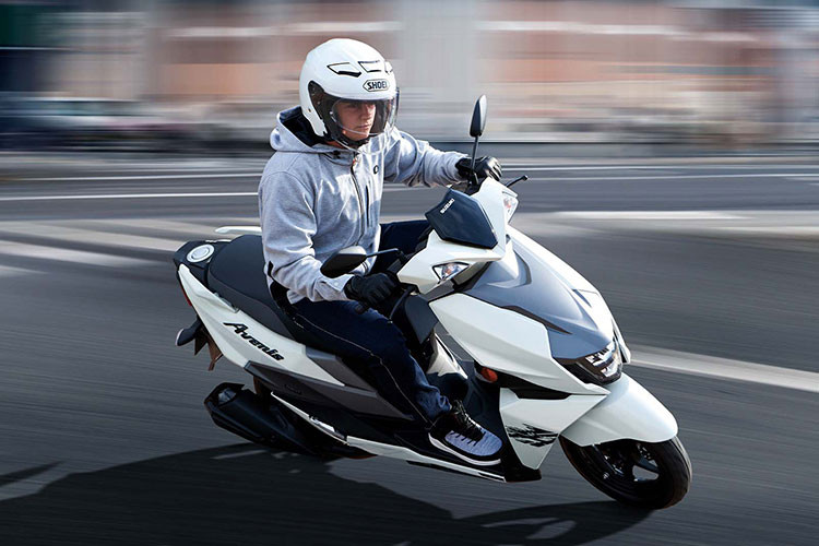 Mức giá xe Suzuki Avenis 2025 sẽ được bán khởi điểm từ là 93.200 Rs (khoảng 25,52 triệu đồng) cho bản Tiêu chuẩn và 94.000 Rs (khoảng 25,74 triệu đồng) cho bản Đặc biệt tại thị trường Ấn Độ.