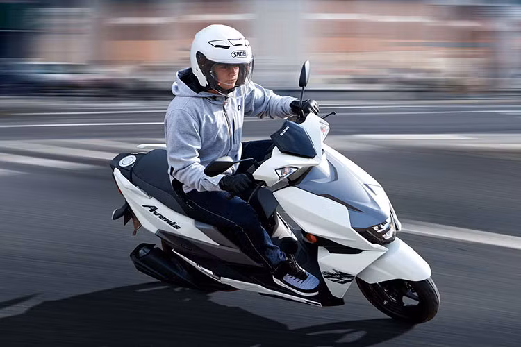 Mức giá xe Suzuki Avenis 2025 sẽ được bán khởi điểm từ là 93.200 Rs (khoảng 25,52 triệu đồng) cho bản Tiêu chuẩn và 94.000 Rs (khoảng 25,74 triệu đồng) cho bản Đặc biệt tại thị trường Ấn Độ.