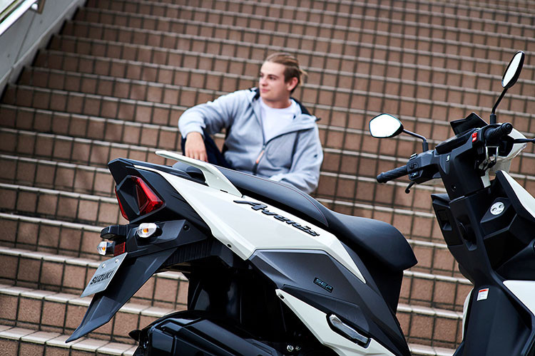 Suzuki Avenis 2025 vẫn sử dụng động cơ xy-lanh đơn, dung tích 124,3cc làm mát bằng không khí, nhưng đã được nâng cấp để đáp ứng tiêu chuẩn khí thải OBD-2B mới nhất.