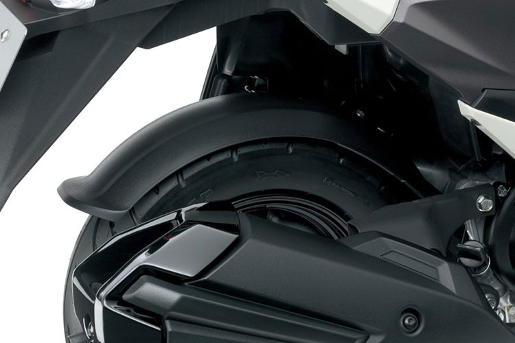 Xe sử dụng hệ thống phanh đĩa trước kết hợp với phanh sau dạng tang trống, đảm bảo an toàn khi di chuyển. Hệ thống treo gồm phuộc ống lồng phía trước và giảm xóc lò xo đơn phía sau, giúp xe vận hành êm ái hơn. 