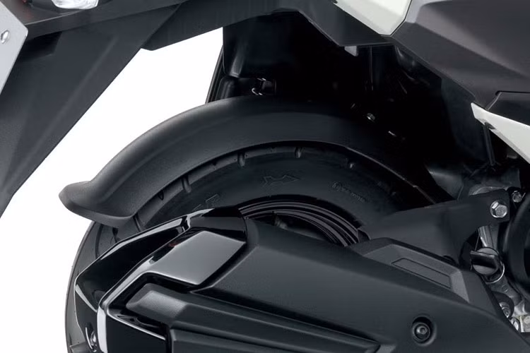 Xe sử dụng hệ thống phanh đĩa trước kết hợp với phanh sau dạng tang trống, đảm bảo an toàn khi di chuyển. Hệ thống treo gồm phuộc ống lồng phía trước và giảm xóc lò xo đơn phía sau, giúp xe vận hành êm ái hơn. 