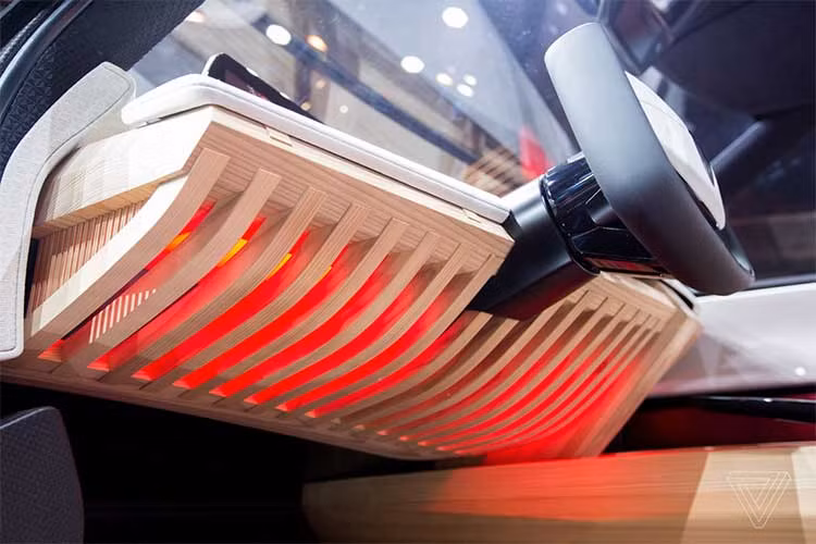 Xe được trang bị bộ cảm biến chuyển động dùng để quét các hành động như điều khiển hệ thống giải trí, điều chỉnh điều hòa.