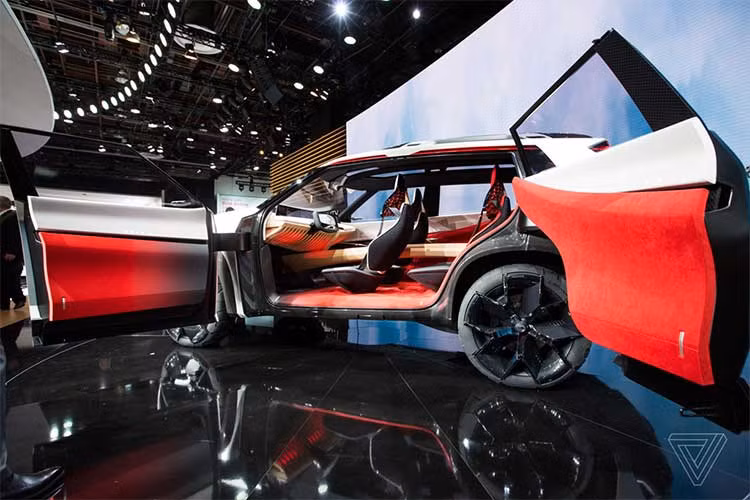 Bên trong nội thất được thiết kế khá độc đáo với kiểu chỗ ngồi 4+2, được bố trí thành ba hàng. Hàng ghế thứ ba phù hợp với trẻ em và vật nuôi.