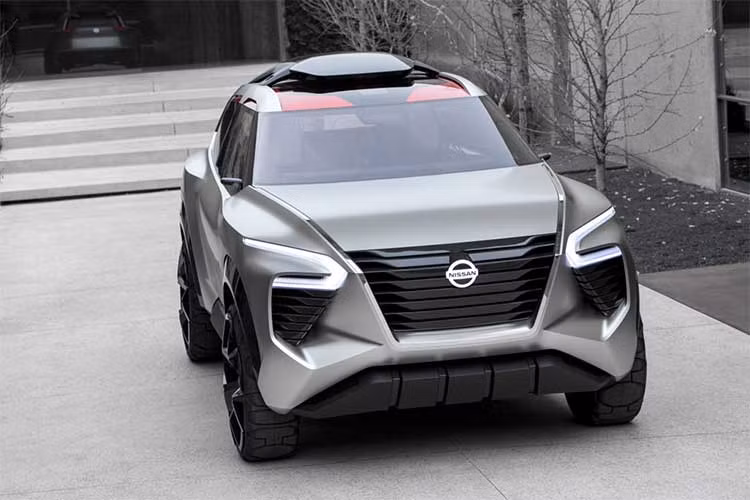 Với chiều dài tổng thể 4.590 mm (ngắn hơn chiều dài của X-Trail 4.650 mm) không gian bên trong của Xmotion chắc chắn sẽ bị ảnh hưởng. Nissan đã thiết kế một hộp chứa đồ, đặt ở trên nóc xe, vừa mang lại hiệu quả khí động học, vừa có thể cải thiện không gian để đồ.