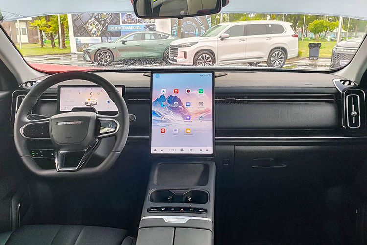 Bên trong xe được thiết kế rộng rãi với 5 chỗ ngồi. Xe sở hữu các trang bị tiện ích hiện đại, tiên tiến như: vô lăng vát đáy thể thao, bảng đồng hồ kỹ thuật số cỡ lớn và màn hình cảm ứng trung tâm 14,8 inch nằm dọc trên mặt táp-lô, cụm đồng hồ dạng màn hình kỹ thuật số, cần số điện tử, cửa sổ trời toàn cảnh, sạc không dây, khởi động nút bấm…