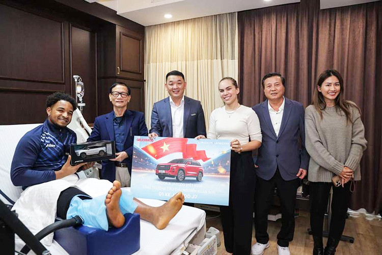 Liên doanh ôtô giữa Tập đoàn Geleximco và Tập đoàn Chery đã mừng chiến thắng đội tuyển bóng đá Việt Nam tại ASEAN Cup 2024 và bày tỏ lòng mến mộ bằng việc trao tặng Nguyễn Xuân Son xe Jaecoo J7 PHEV. Tại Việt Nam, mẫu SUV cỡ C này có giá bán khoảng 900 triệu đồng. 