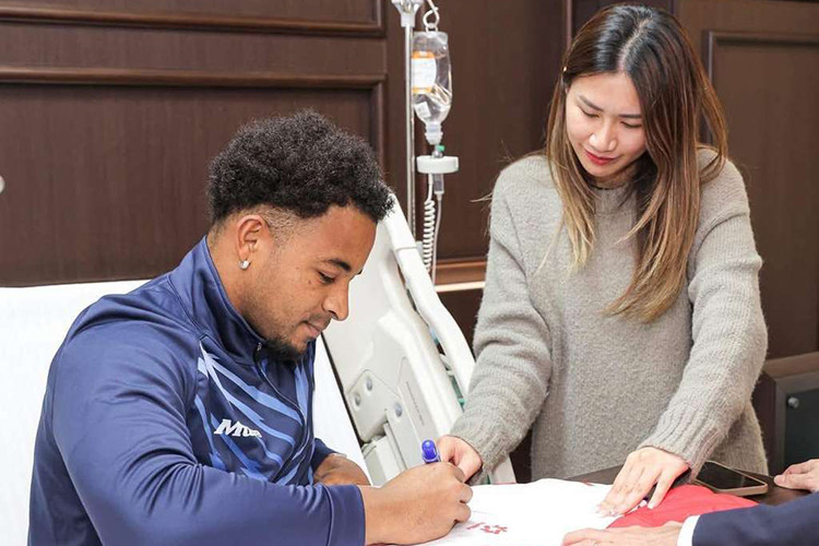 Về chiếc Jaecoo J7 PHEV của Nguyễn Xuân Son, xe có các kích thước dài x rộng x cao lần lượt 4.500 x 1.863 x 1.680 mm, chiều dài cơ sở 2.672 mm. Mẫu xe này nằm trong phân khúc xe gầm cao hạng C và sẽ cạnh tranh cùng Mazda CX-5, Hyundai Tucson, KIA Sportage...