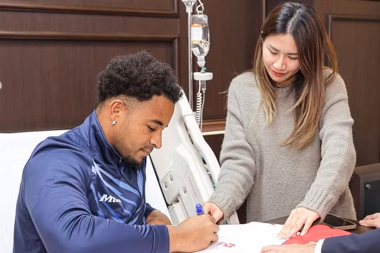 Về chiếc Jaecoo J7 PHEV của Nguyễn Xuân Son, xe có các kích thước dài x rộng x cao lần lượt 4.500 x 1.863 x 1.680 mm, chiều dài cơ sở 2.672 mm. Mẫu xe này nằm trong phân khúc xe gầm cao hạng C và sẽ cạnh tranh cùng Mazda CX-5, Hyundai Tucson, KIA Sportage...