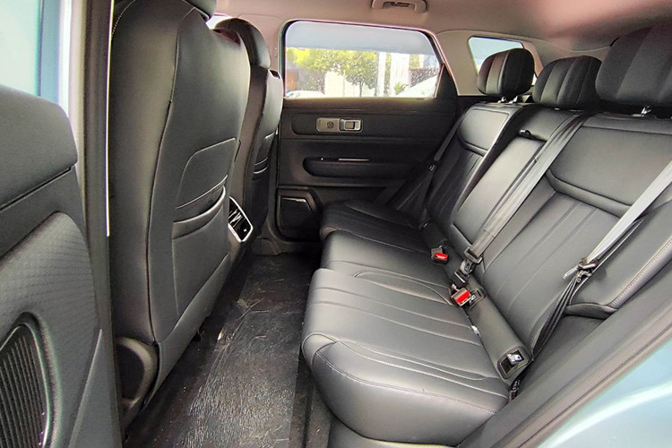 Nhà sản xuất đặc biệt chú trọng vào khả năng off-road của Jaecoo J7, theo số liệu chính thức, khoảng sáng gầm của xe là 200mm, khả năng lội nước là 600mm, góc tiếp cận 21 độ và góc thoát 29 độ. Đối với những người quan tâm đến tính thực dụng thì Jaecoo 7 có sức kéo tối đa 1.300 kg, tải trọng mui xe là 75 kg và dung tích khoang hành lý là 412 lít.