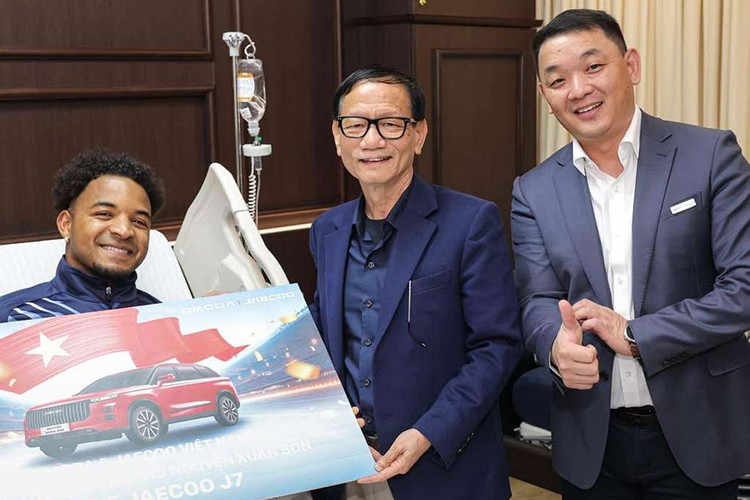 Trong hành trình chinh phục chức vô địch bóng đá AFF Cup 2024, tiền đạo Nguyễn Xuân Son có những đóng góp quan trọng. Cầu thủ đang thuộc biên chế CLB Thép Xanh Nam Định kết thúc giải với 7 bàn, trở thành cầu thủ Việt Nam đầu tiên độc chiếm giải thưởng "Vua phá lưới". Tuy nhiên, trong trận chung kết lượt về tiền đạo này đã gặp phải một chấn thương nặng.