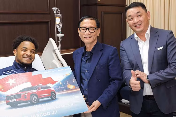 Trong hành trình chinh phục chức vô địch bóng đá AFF Cup 2024, tiền đạo Nguyễn Xuân Son có những đóng góp quan trọng. Cầu thủ đang thuộc biên chế CLB Thép Xanh Nam Định kết thúc giải với 7 bàn, trở thành cầu thủ Việt Nam đầu tiên độc chiếm giải thưởng "Vua phá lưới". Tuy nhiên, trong trận chung kết lượt về tiền đạo này đã gặp phải một chấn thương nặng.