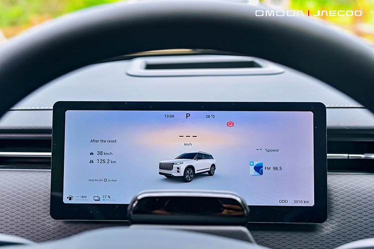 Mẫu xe SUV Jaecoo J7 PHEV được trang bị máy xăng tăng áp dung tích 1.5L kết hợp motor điện. Ở các thị trường nước ngoài, cấu hình này cung cấp cho mẫu SUV cỡ C tổng công suất đầu ra tối đa 347 mã lực cùng mô-men xoắn cực đại 525 Nm. 