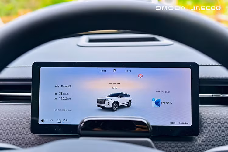 Mẫu xe SUV Jaecoo J7 PHEV được trang bị máy xăng tăng áp dung tích 1.5L kết hợp motor điện. Ở các thị trường nước ngoài, cấu hình này cung cấp cho mẫu SUV cỡ C tổng công suất đầu ra tối đa 347 mã lực cùng mô-men xoắn cực đại 525 Nm. 