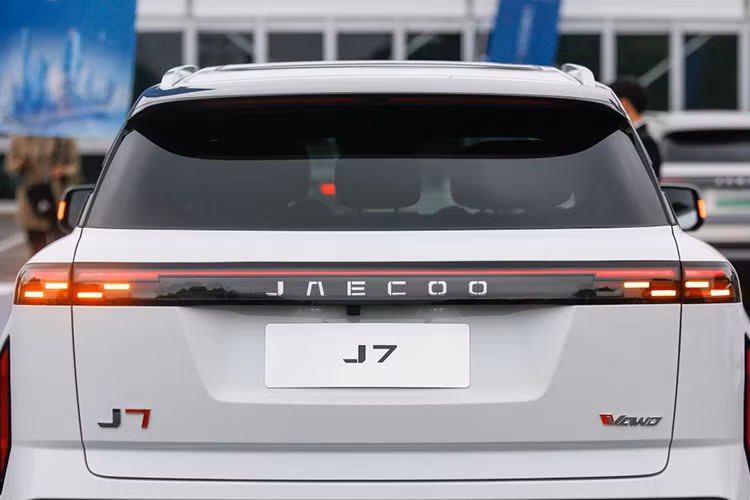Jaecoo J7 PHEV tại Việt Nam có cột C được sơn đen tạo hiệu ứng thiết kế mái lửng, kết hợp với tay nắm cửa ẩn mang đến cái nhìn trẻ trung, hiện đại, đèn hậu LED được thiết kế với các hình con thoi. Xe được trang bị bộ mâm kích thước 19 inch hoàn thiện trong hai tông màu. Tuỳ thuộc vào từng phiên bản, mâm xe sẽ có thiết kế khác nhau.