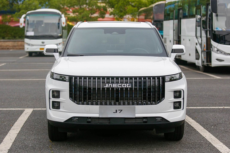 Về thiết kế, đầu xe được tạo hình vuông vức, cứng cáp với lưới tản nhiệt lớn, nhấn nhá bởi nhiều thanh nan xếp dọc, nối liền cụm đèn trước dễ liên tưởng đến xe Land Rover. Xe có cụm đèn pha được chia làm hai tầng và có thiết kế hình hộp. Trong khi đó, đèn định vị ban ngày là một dải LED chạy dài, vắt ngang qua mặt ca lăng.