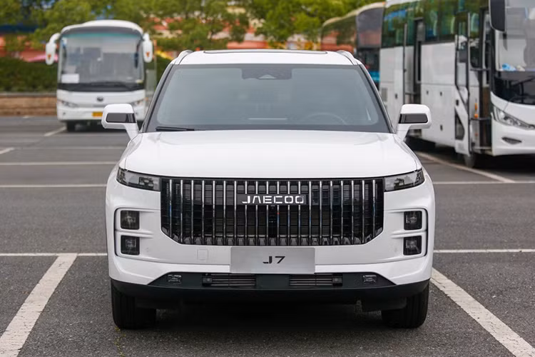 Về thiết kế, đầu xe được tạo hình vuông vức, cứng cáp với lưới tản nhiệt lớn, nhấn nhá bởi nhiều thanh nan xếp dọc, nối liền cụm đèn trước dễ liên tưởng đến xe Land Rover. Xe có cụm đèn pha được chia làm hai tầng và có thiết kế hình hộp. Trong khi đó, đèn định vị ban ngày là một dải LED chạy dài, vắt ngang qua mặt ca lăng.