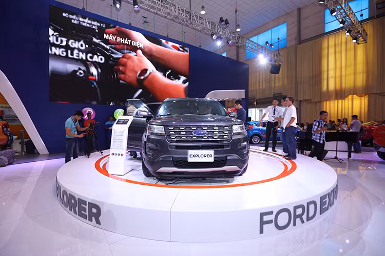 Tại VMS 2016 này, Ford ra mắt người tiêu dùng Việt Nam mẫu SUV hạng sang Ford Explorer hoàn toàn mới. Mẫu xe này được Ford trang bị động cơ EcoBoost 2.3L kết hợp với hộp số tự động 6 cấp Select Shift cùng hàng loạt công nghệ an toàn và thông minh hàng đầu.