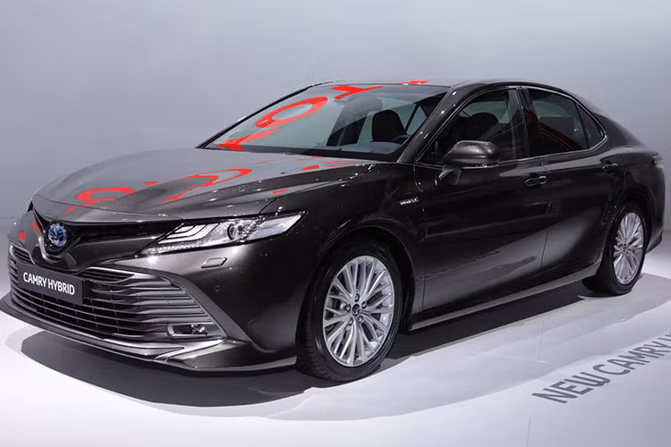 Sự tái xuất của Toyota Camry hybrid mới cũng đặt dấu chấm hết cho dòng xe Avensis tại thị trường châu Âu vì doanh số bán hàng quá thấp. Ngoài ra, việc Camry hybrid trở lại tại khu vực này còn cho thấy hãng xe hơi đến từ Nhật Bản đang nuôi tham vọng mở rộng phạm vi cung cấp các mẫu xe hybrid khác tại thị trường châu Âu.
