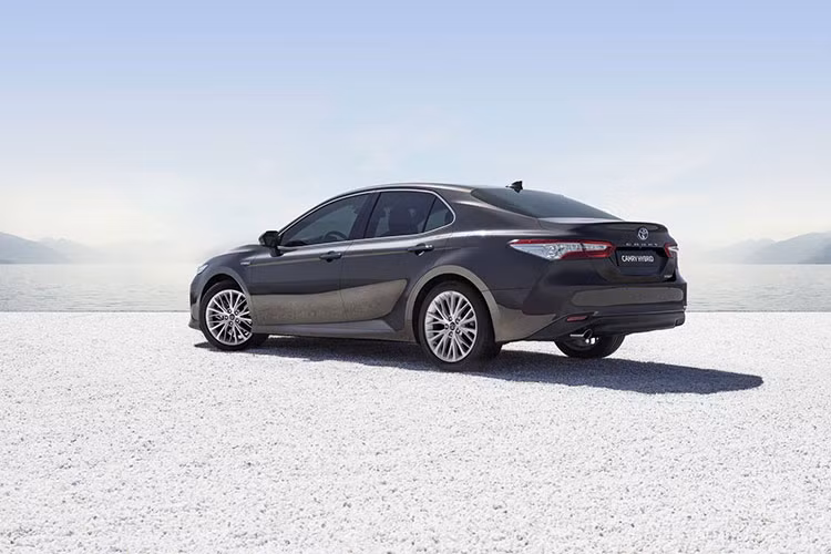 Xe cũng sở hữu chiều dài tổng thể 4.859 mm (tăng 10 mm), rộng 1.834 mm (tăng 13 mm), cao 1.440 mm (giảm 30 mm) và chiều dài cơ sở 2.824 mm. Những trang bị khác của xe bao gồm; cụm đèn pha LED thông minh Auto High Beam (AHB) và đèn sương mù và đèn hậu được làm dạng LED, ăng-ten vây cá mập, bánh xe hợp kim 19 inch...