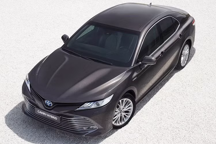 Camry bản châu Âu thừa hưởng thiết kế tương tự như bản Mỹ. Nó cũng sử dụng khung gầm toàn cầu mới của Toyota (Toyota New Global Architecture - TNGA) giống như các dòng Corolla, Prius, C-HR, và RAV4. Nhờ đó, xe sẽ vừa đạt được sự "vui thú khi lái xe" vừa đảm bảo được chất lượng kết cấu, ngoại hình đẹp mắt và tính hiệu quả.