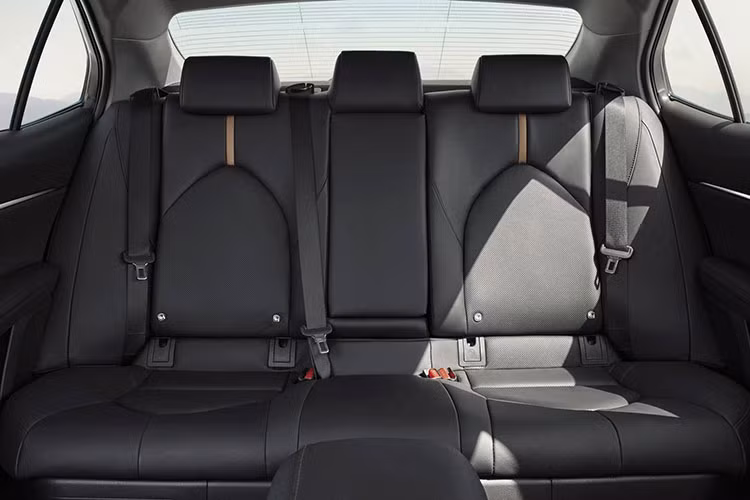 Camry sở hữu hệ thống an toàn Toyota Safety Sense như là trang bị tiêu chuẩn. Hệ thống này bao gồm: kiểm soát hành trình thích ứng, đèn chiếu sáng thông minh hỗ trợ theo góc lái, cảnh báo lệch làn đường, nhận diện biển báo và cảnh báo va chạm phía trước với hệ thống phát hiện người sang đường. Bên cạnh đó, xe còn được trang bị màn hình cảnh báo điểm mù và cảnh báo va chạm phía sau.