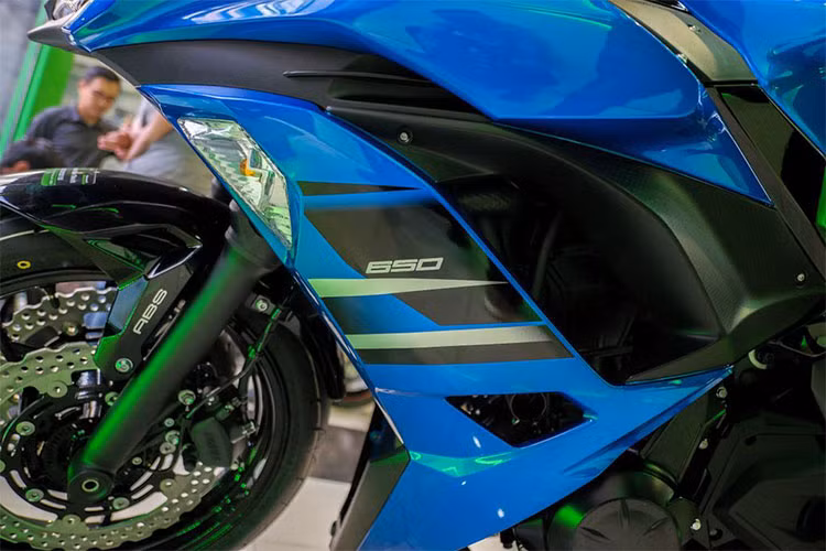 Xe được trang bị bình xăng dung tích 15 lít, kích thước tổng thể 2.055 x cao 1.135 x rộng 740 (mm), khoảng cách giữa 2 trục ở mức 1.410 mm và khoảng sáng gầm xe đạt 130 mm.