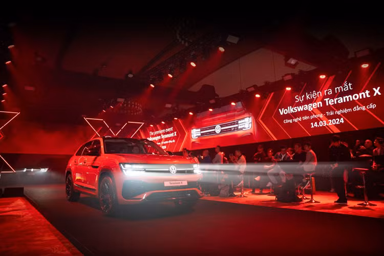 Teramont X được phát triển dựa trên cơ sở gầm bệ MQB của Volkswagen, với kích thước dài x rộng x cao lần lượt 4.917 x 1.989 x 1.729 mm, đi kèm chiều dài cơ sở 2.980 mm. Xe có đến 4 tùy chọn màu ngoại thất là: Đỏ Kings Metallic / Đen Deep Metallic / Trắng Glacier Pearl effect / Xám Mondstel, đi cùng hai màu nội thất: R-line / Titanium Black. 