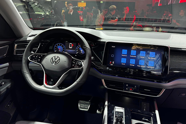 Không gian nội thất và khoang hành lý của Teramont X tự tin vượt trội hơn các đối thủ trong cùng phân khúc với chiều dài cơ sở 2980 mm. Xe được trang bị nhiều tiện ích hiện đại như: đồng hồ kỹ thuật số 10.3 inch đa sắc màu, hiển thị đầy đủ thông số lái xe, đèn cảnh báo, đồng hồ tốc độ, tua máy.