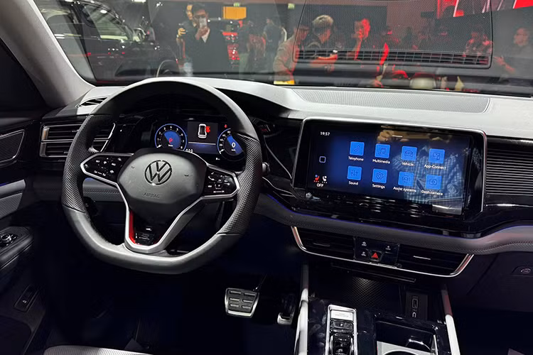 Không gian nội thất và khoang hành lý của Teramont X tự tin vượt trội hơn các đối thủ trong cùng phân khúc với chiều dài cơ sở 2980 mm. Xe được trang bị nhiều tiện ích hiện đại như: đồng hồ kỹ thuật số 10.3 inch đa sắc màu, hiển thị đầy đủ thông số lái xe, đèn cảnh báo, đồng hồ tốc độ, tua máy.