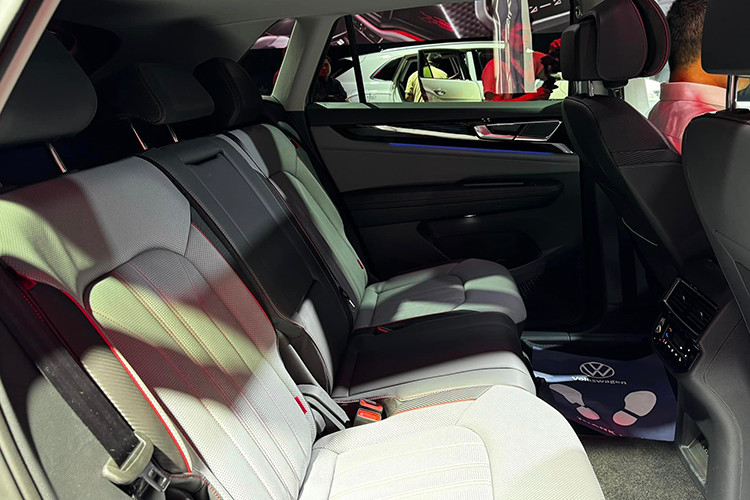 Hệ thống âm thanh cao cấp Harman Kardon được trang bị 11 loa và 1 subwoofer, hệ thống âm thanh vòm Dolby 7.1, với công suất 700 watt. (Phiên bản Platinum), Hệ thống điều hòa nhiệt độ tự động 3 vùng Climatronic với chức nǎng lọc bụi mịn PM 2.5 đảm bảo chất lượng không khí trong xe luôn trong tình trạng tốt nhất.