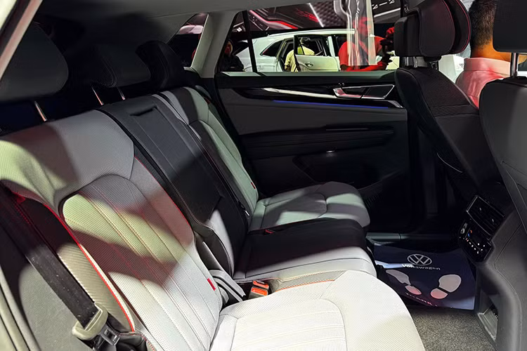 Hệ thống âm thanh cao cấp Harman Kardon được trang bị 11 loa và 1 subwoofer, hệ thống âm thanh vòm Dolby 7.1, với công suất 700 watt. (Phiên bản Platinum), Hệ thống điều hòa nhiệt độ tự động 3 vùng Climatronic với chức nǎng lọc bụi mịn PM 2.5 đảm bảo chất lượng không khí trong xe luôn trong tình trạng tốt nhất.