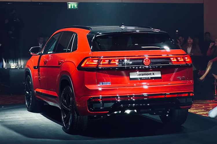 Mẫu xe SUV Volkswagen Teramont X 2024 sở hữu thiết kế trẻ trung và thể thao hơn với phần nóc dốc mượt mà về phía sau theo phong cách SUV - coupe cùng phối màu đen đồng điệu từ viền cản xe, mâm xe cho đến giá nóc.
