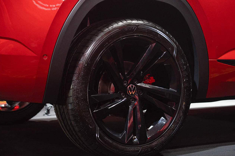 Ở phía sau, xe có cụm đèn hậu được thiết kế khá hiện đại, nối liền với nhau bằng phần ốp màu đen bóng. Cản sau được thiết kế vuông vức, đi kèm hai đầu ống xả giả. Mâm xe hợp kim với 5 chấu kép đi kèm màu sơn tuỳ chọn khá bắt mắt...