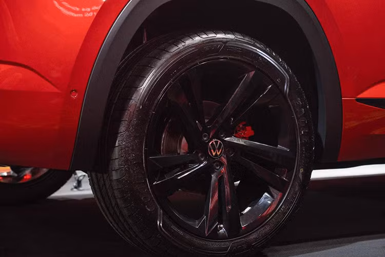 Ở phía sau, xe có cụm đèn hậu được thiết kế khá hiện đại, nối liền với nhau bằng phần ốp màu đen bóng. Cản sau được thiết kế vuông vức, đi kèm hai đầu ống xả giả. Mâm xe hợp kim với 5 chấu kép đi kèm màu sơn tuỳ chọn khá bắt mắt...