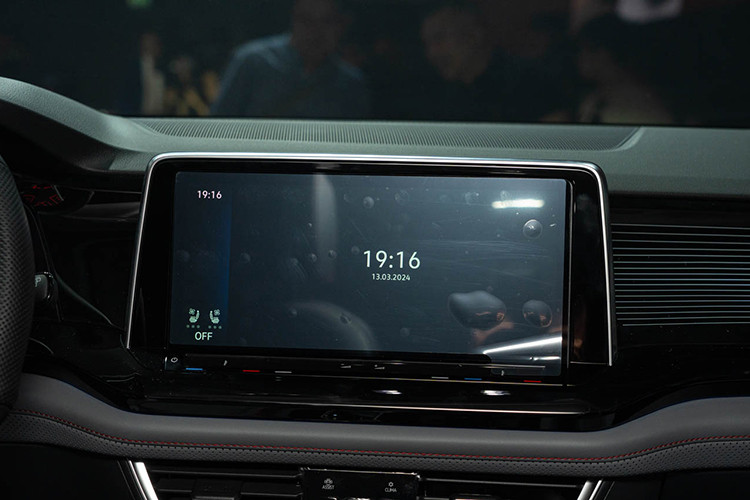 Teramont X còn được trang bị màn hình đa chức năng 12 inch, kết hợp các chức nǎng giải trí và điều khiển cài đặt các hệ thống trên xe. Điều khiển bằng cảm ứng hoặc cử chỉ Gesture Control với độ nhạy cao và mượt mà. Kết nối Apple Carplay, Bluetooth, USB.