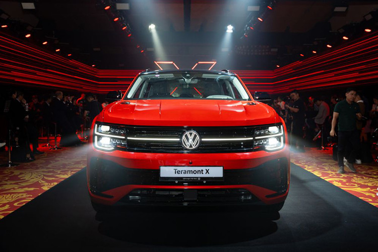Teramont X được trang bị cụm đèn IQ. Light LED Matrix với cấu trúc 2 tầng ở phía trước với 4 chế độ chiếu sáng và có thể tự động chuyển đổi, hỗ trợ điểm mù ánh sáng, giúp người lái tự tin lái xe vào ban đêm hoặc thời tiết xấu.