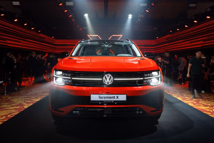 Teramont X được trang bị cụm đèn IQ. Light LED Matrix với cấu trúc 2 tầng ở phía trước với 4 chế độ chiếu sáng và có thể tự động chuyển đổi, hỗ trợ điểm mù ánh sáng, giúp người lái tự tin lái xe vào ban đêm hoặc thời tiết xấu.