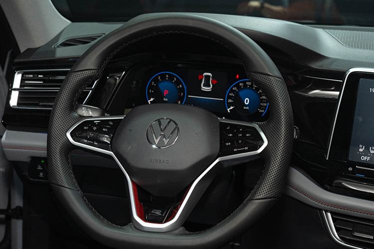 Đèn viền trang trí nội thất Ambient Light lựa chọn 30 màu sắc mang lại sự sang trọng cho không gian nội thất. Xe có khu vực điều khiển trung tâm thiết kế lớn với công tắc chuyển số điện tử nhỏ gọn và sang trọng, nút khởi động start/stop thiết kế thuận tiện trong tầm tay, đi cùng vô lăng thể thao R-line 3 chấu bọc da.