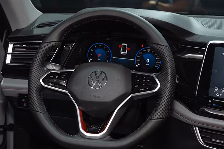 Đèn viền trang trí nội thất Ambient Light lựa chọn 30 màu sắc mang lại sự sang trọng cho không gian nội thất. Xe có khu vực điều khiển trung tâm thiết kế lớn với công tắc chuyển số điện tử nhỏ gọn và sang trọng, nút khởi động start/stop thiết kế thuận tiện trong tầm tay, đi cùng vô lăng thể thao R-line 3 chấu bọc da.