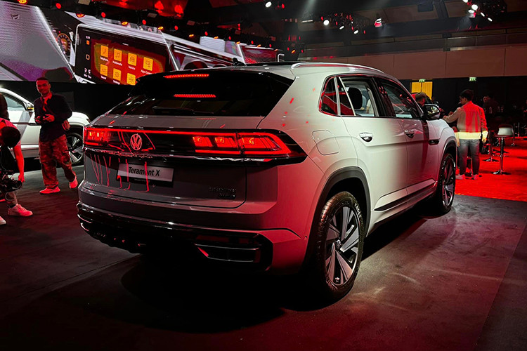 Teramont X sở hữu hàng loạt tính năng hỗ trợ lái như: Kiểm soát hành trình thích ứng, cảnh báo phương tiện cắt ngang khi lùi, cảm biến áp suất lốp (TPMS), hệ thống kiểm soát cự ly đỗ xe trước/sau (PDC), cảnh báo rời tay khỏi vô lăng (HOD), phanh khẩn cấp trong phố (giám sát người đi bộ, đi xe đạp), cảnh báo va chạm phía trước (FCW) và hỗ trợ phanh khẩn cấp (AEB), hỗ trợ chuyển làn, 9 túi khí an toàn…