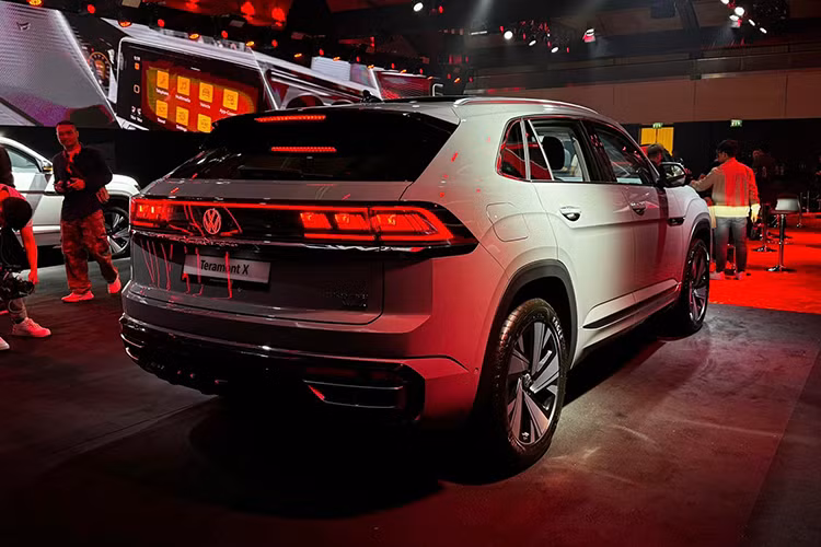 Teramont X sở hữu hàng loạt tính năng hỗ trợ lái như: Kiểm soát hành trình thích ứng, cảnh báo phương tiện cắt ngang khi lùi, cảm biến áp suất lốp (TPMS), hệ thống kiểm soát cự ly đỗ xe trước/sau (PDC), cảnh báo rời tay khỏi vô lăng (HOD), phanh khẩn cấp trong phố (giám sát người đi bộ, đi xe đạp), cảnh báo va chạm phía trước (FCW) và hỗ trợ phanh khẩn cấp (AEB), hỗ trợ chuyển làn, 9 túi khí an toàn…