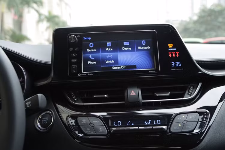 Nằm trên bảng táp-lô của CH-R là một màn hình cảm ứng với kích thước lên tới 7 inch, đóng vai trò thay thế các nút bấm truyền thống và đồng thời là hệ thống thông tin giải trí thế hệ mới nhất Multi-Media ’16 navigation. Hệ thống này sử dụng giao diện người-máy (HMI - Human Machine Interface) trực quan và dễ sử dụng hơn.