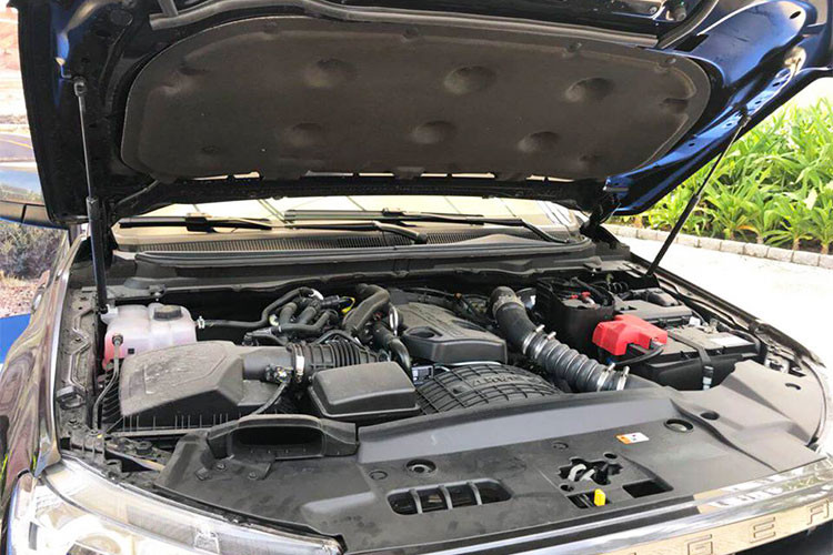 Cuối cùng sẽ là khối động cơ diesel 4 xi-lanh, tăng áp kép, dung tích 2.0 lít, sản sinh công suất tối đa 213 mã lực và mô-men xoắn cực đại 500 Nm. Bên cạnh động cơ diesel 2.0 lít mới, Ford Ranger 2018 tại Việt Nam còn được bổ sung thêm hộp số tự động 10 cấp.