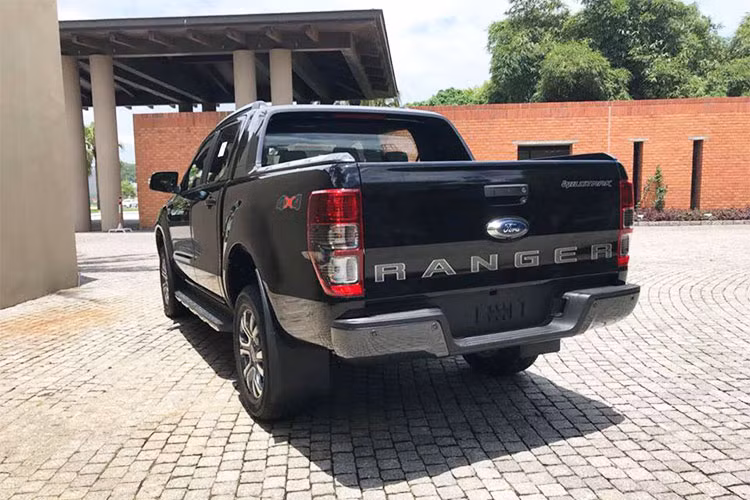 Kính chắn gió của xe được thiết kế ngả về phía sau sẽ giúp giảm lực cản không khí và tiếng gió. Vòng ra đằng sau, bạn sẽ thấy cửa thùng được dập logo "Ranger" như dấu hiệu nhận biết. Bên cạnh đó là tính năng EZ Lift Tailgate giúp người dùng đóng/mở cửa thùng sau bằng một tay. 